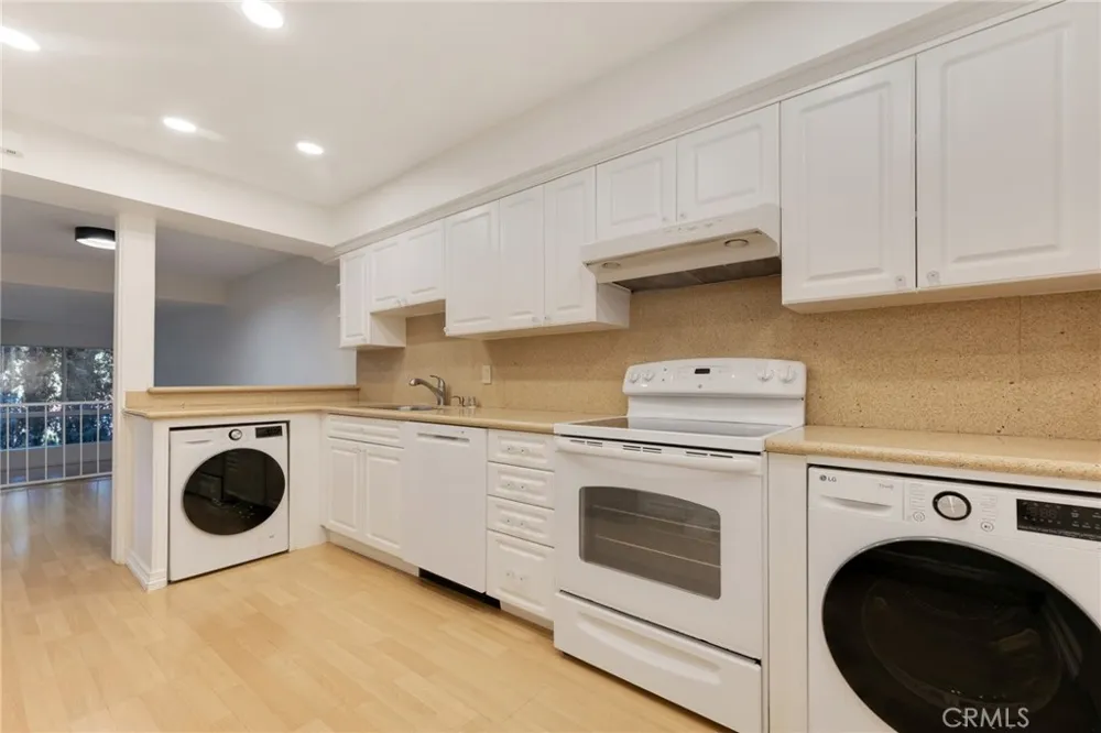 4807 Woodley Avenue #208 Encino, CA 91436
