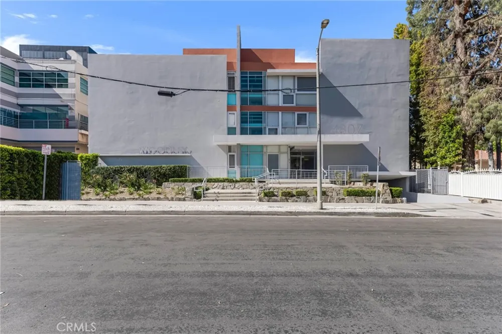 4807 Woodley Avenue #208 Encino, CA 91436