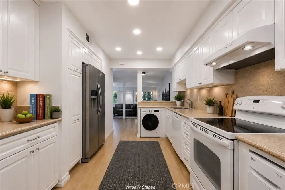 4807 Woodley Avenue #208 Encino, CA 91436
