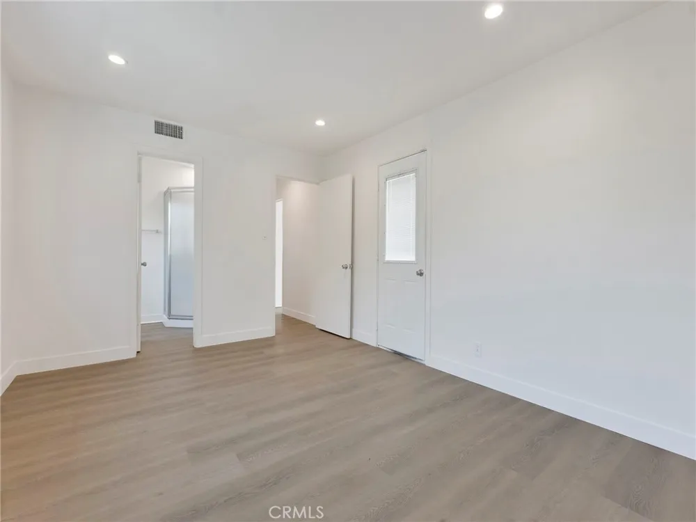 22222 Vanowen Woodland Hills, CA 91303