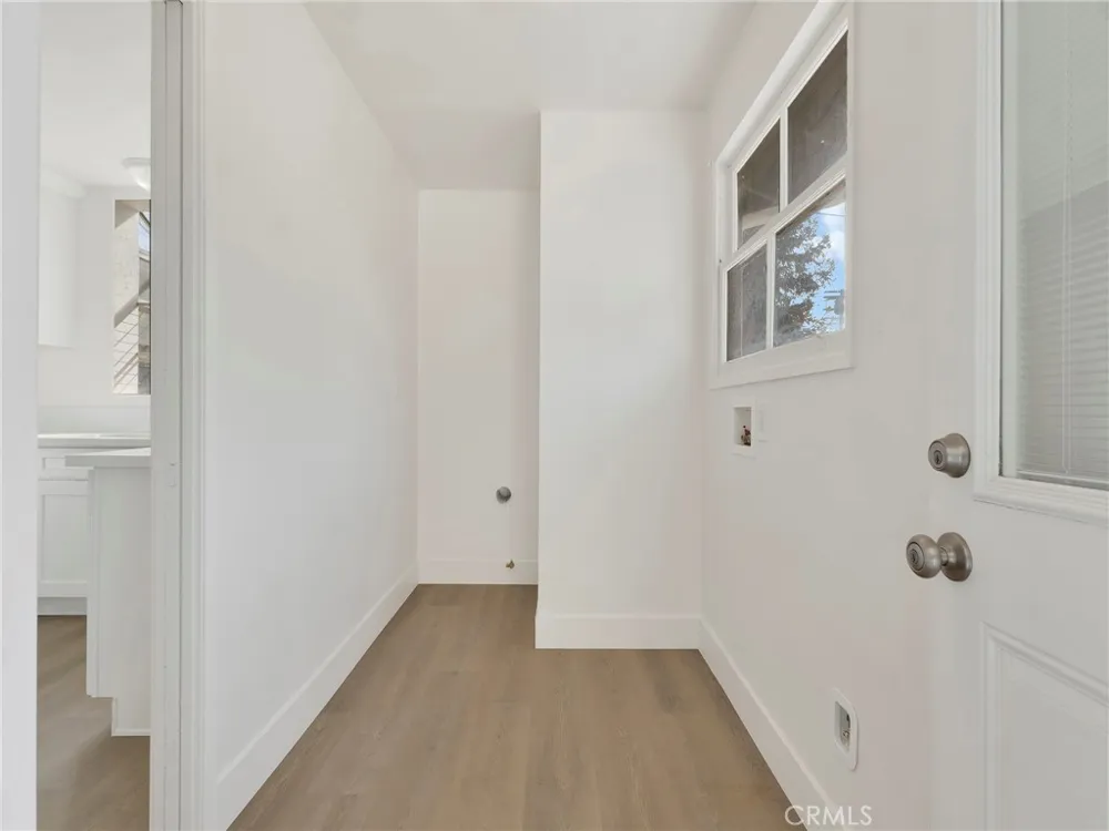 22222 Vanowen Woodland Hills, CA 91303