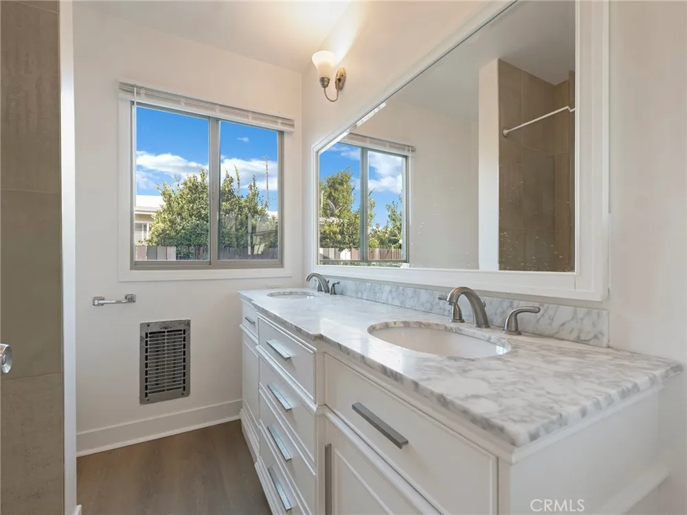 22222 Vanowen Woodland Hills, CA 91303