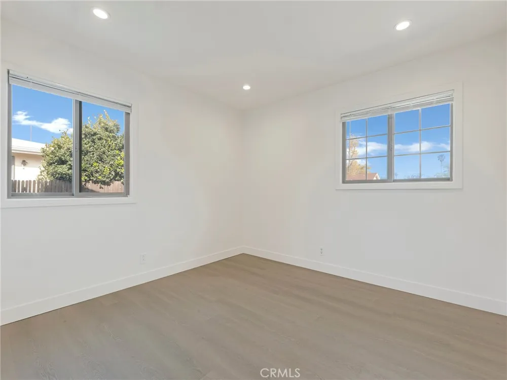22222 Vanowen Woodland Hills, CA 91303