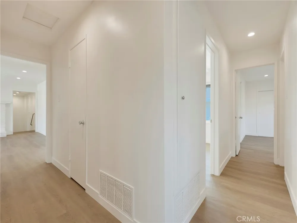 22222 Vanowen Woodland Hills, CA 91303