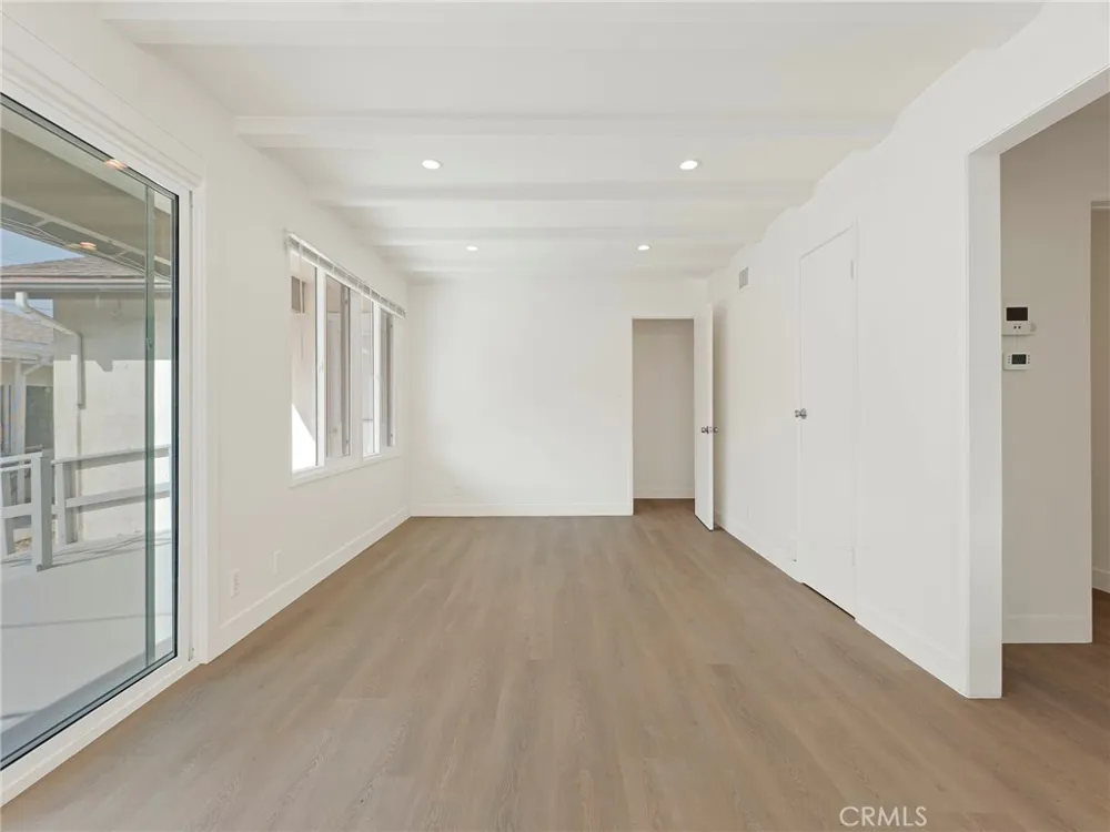 22222 Vanowen Woodland Hills, CA 91303