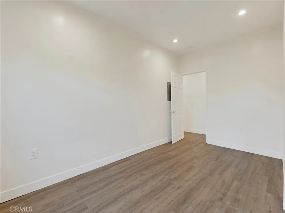 22222 Vanowen Woodland Hills, CA 91303