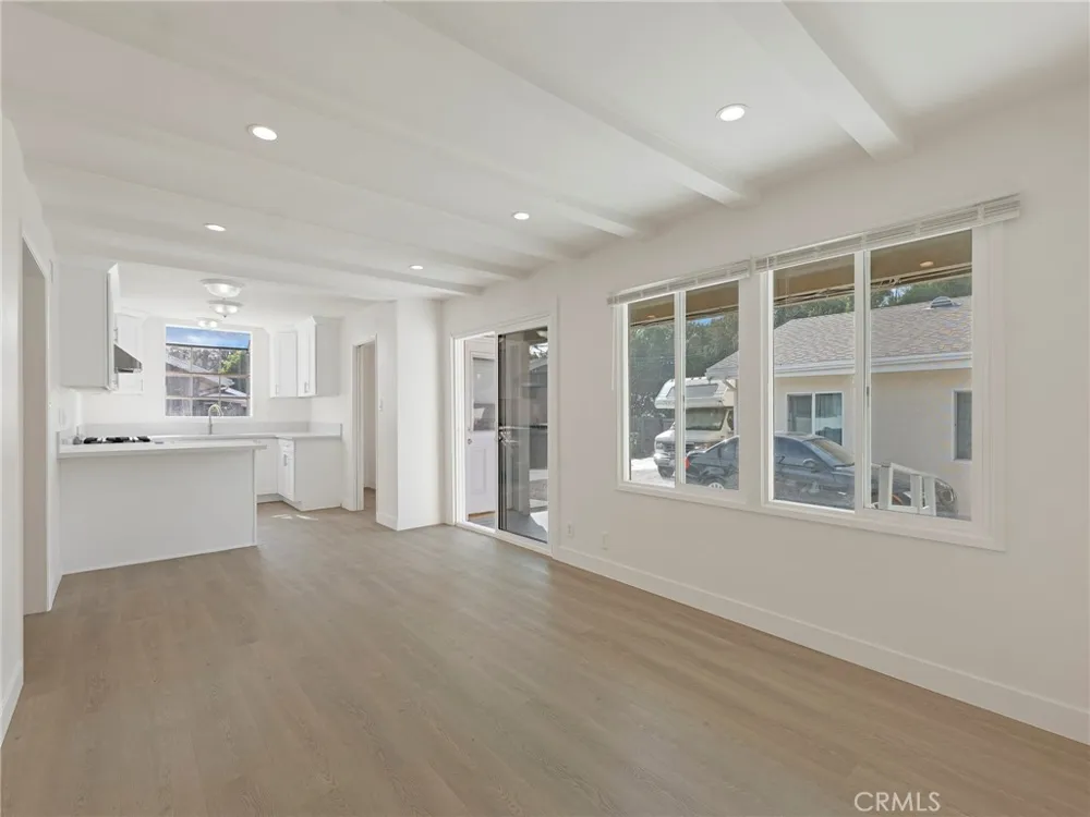 22222 Vanowen Woodland Hills, CA 91303