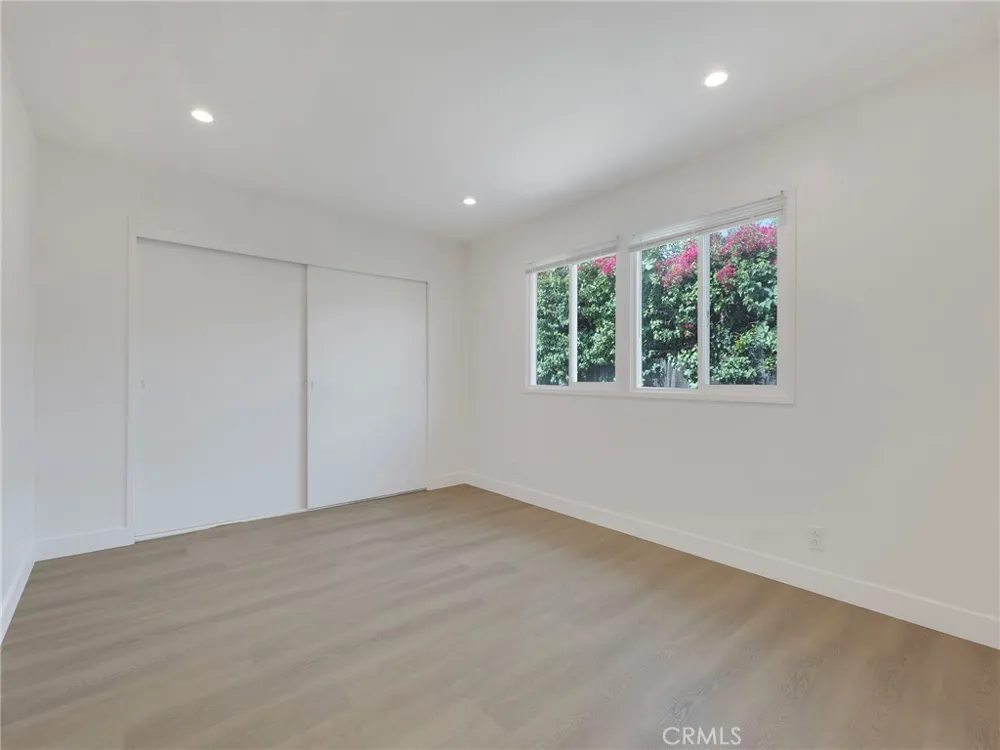 22222 Vanowen Woodland Hills, CA 91303