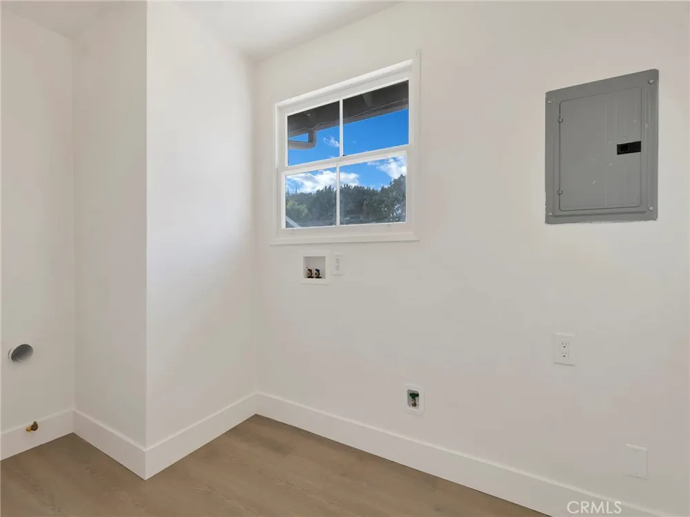 22222 Vanowen Woodland Hills, CA 91303