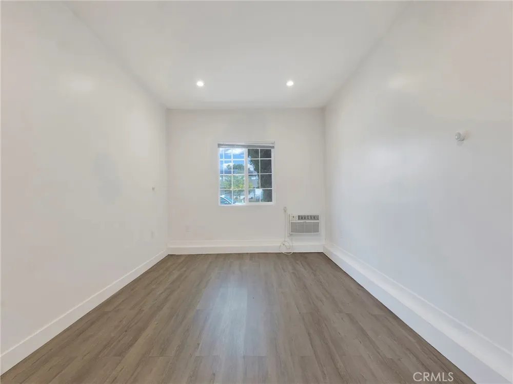 22222 Vanowen Woodland Hills, CA 91303