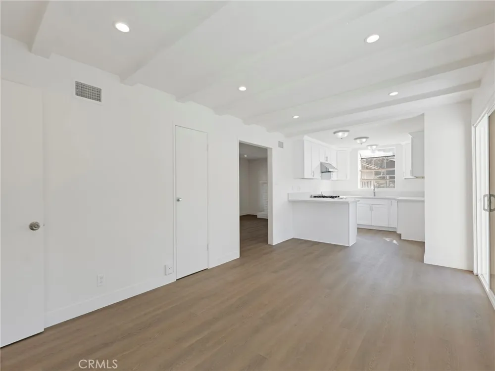 22222 Vanowen Woodland Hills, CA 91303