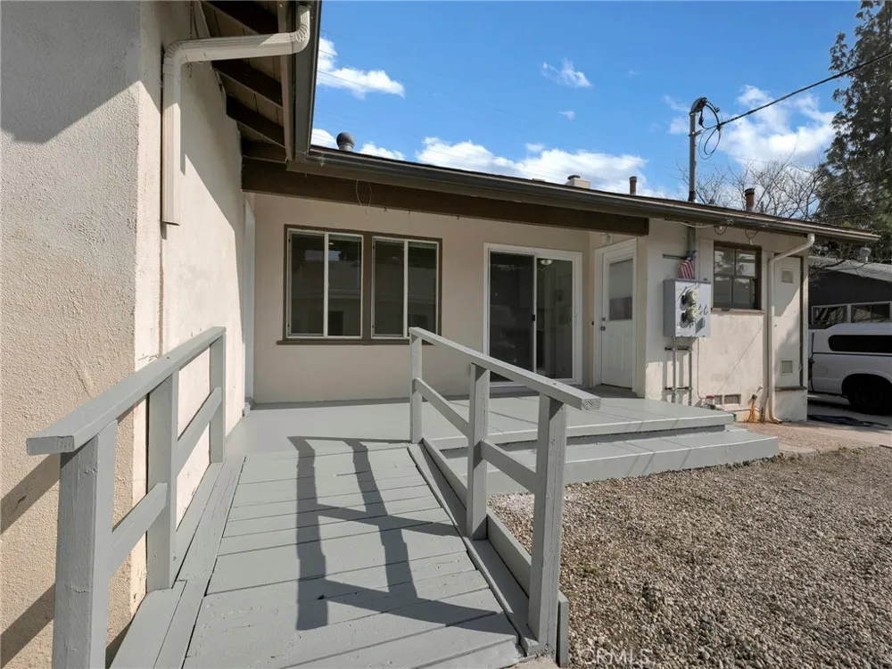22222 Vanowen Woodland Hills, CA 91303