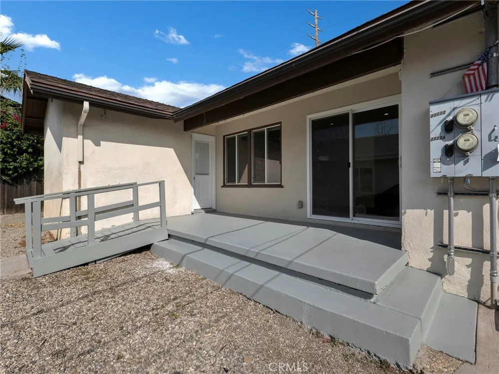 22222 Vanowen Woodland Hills, CA 91303