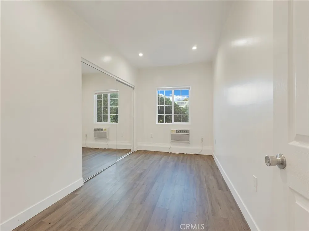 22222 Vanowen Woodland Hills, CA 91303
