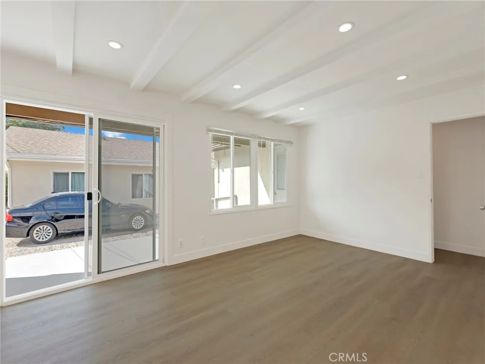22222 Vanowen Woodland Hills, CA 91303