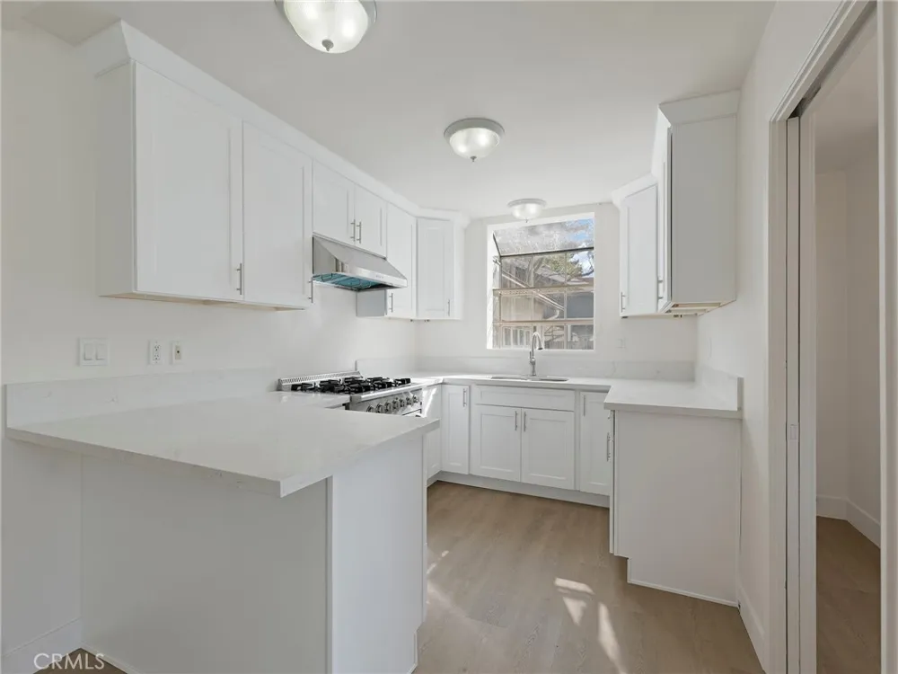 22222 Vanowen Woodland Hills, CA 91303