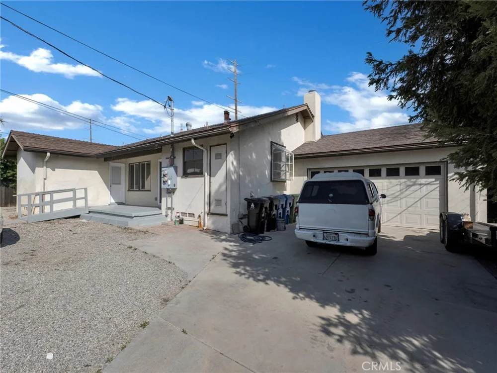 22222 Vanowen Woodland Hills, CA 91303