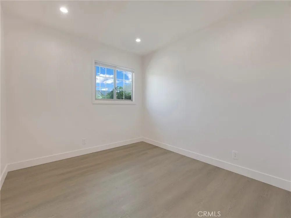22222 Vanowen Woodland Hills, CA 91303