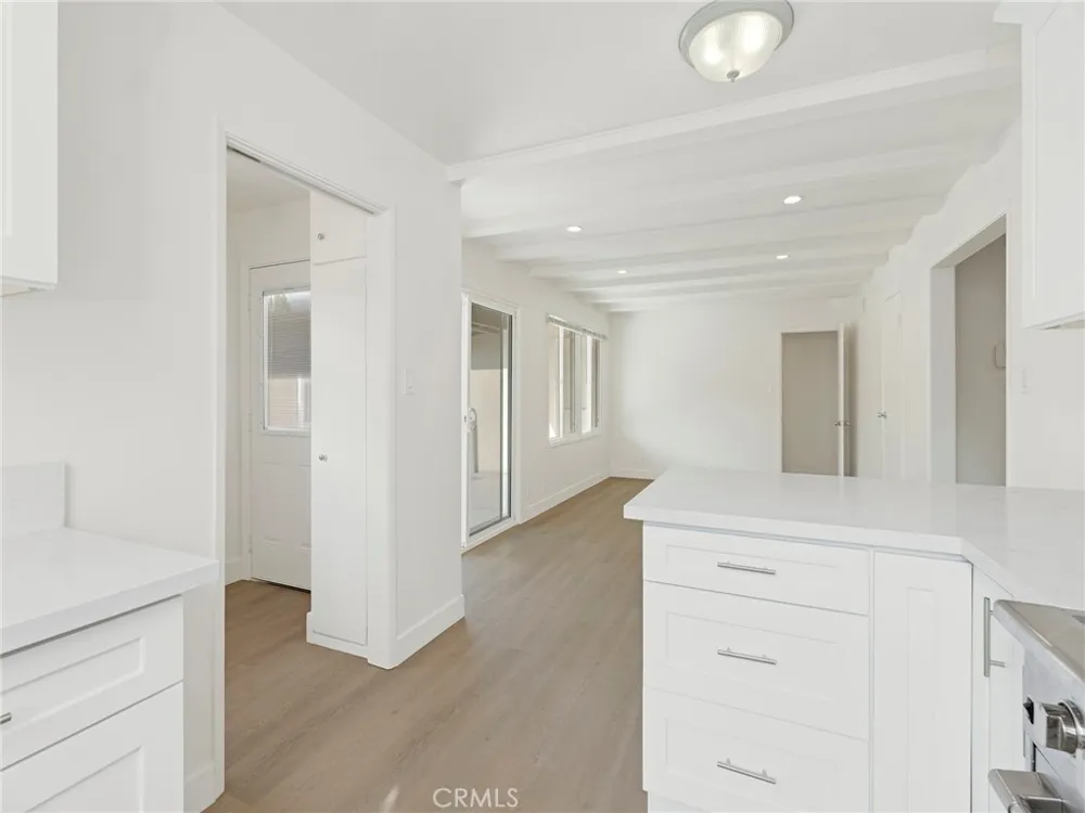 22222 Vanowen Woodland Hills, CA 91303