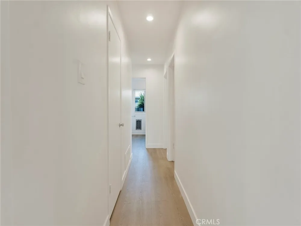 22222 Vanowen Woodland Hills, CA 91303