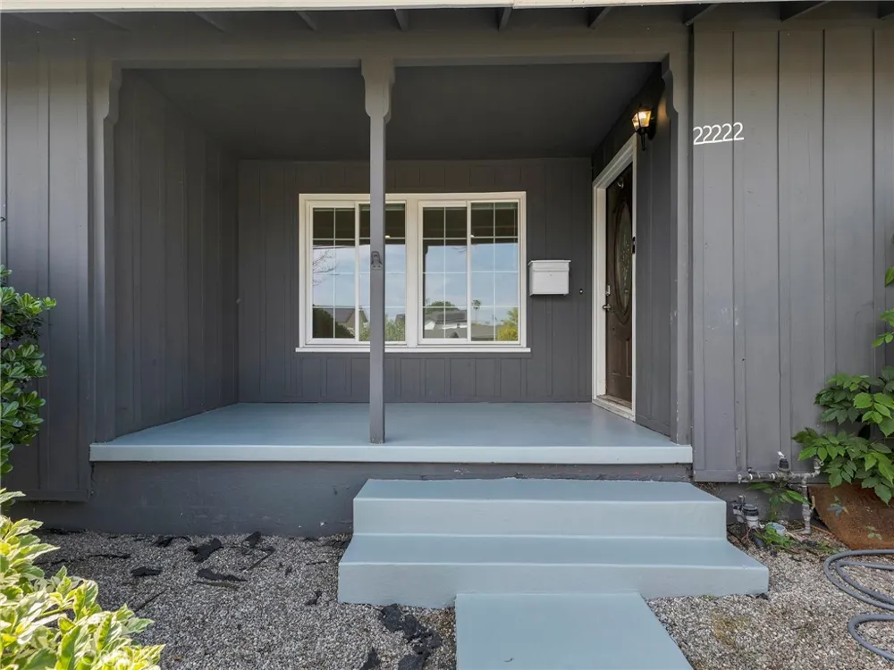 22222 Vanowen Woodland Hills, CA 91303