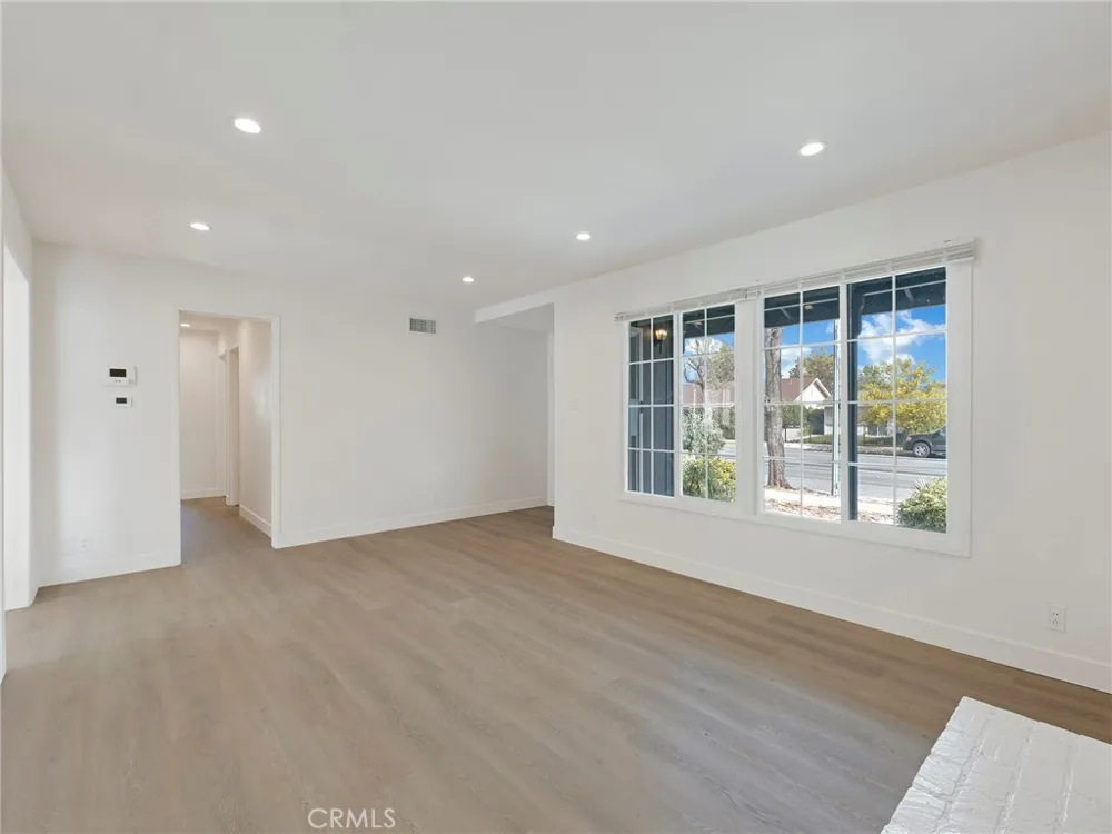 22222 Vanowen Woodland Hills, CA 91303