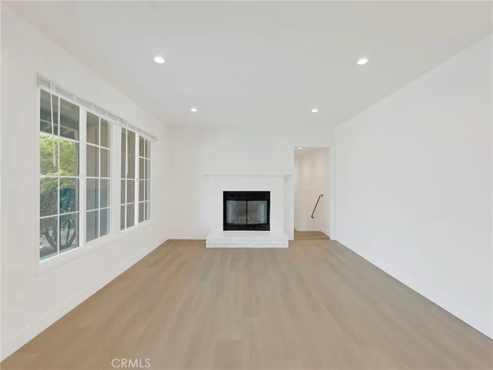 22222 Vanowen Woodland Hills, CA 91303