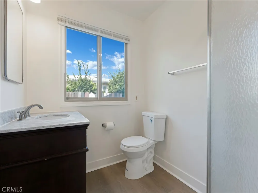 22222 Vanowen Woodland Hills, CA 91303