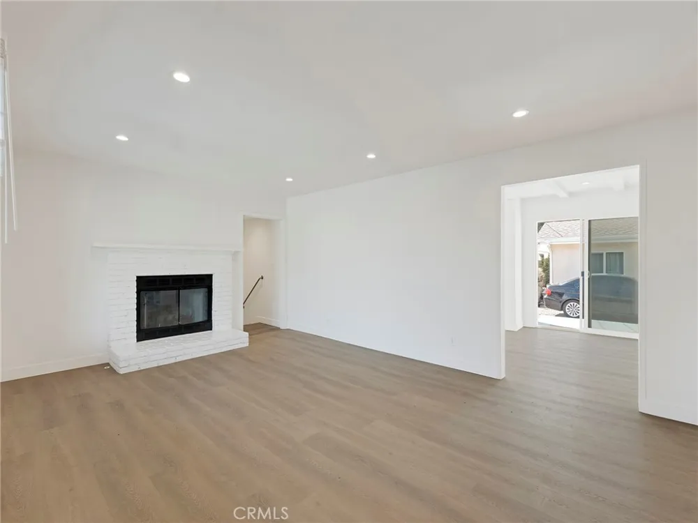 22222 Vanowen Woodland Hills, CA 91303