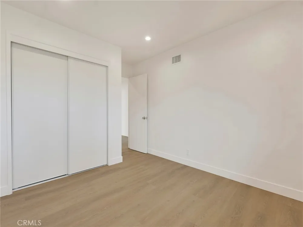 22222 Vanowen Woodland Hills, CA 91303