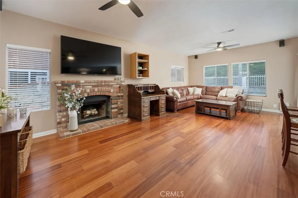 28523 Red Cedar Saugus, CA 91390