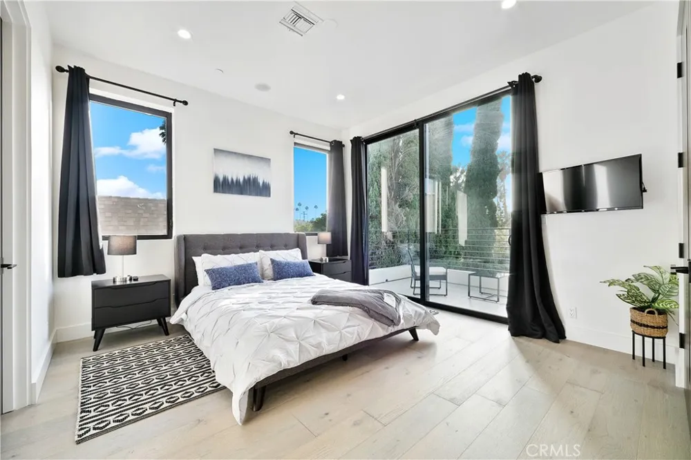 454 S HOLT AVENUE Beverly Hills, CA 90048