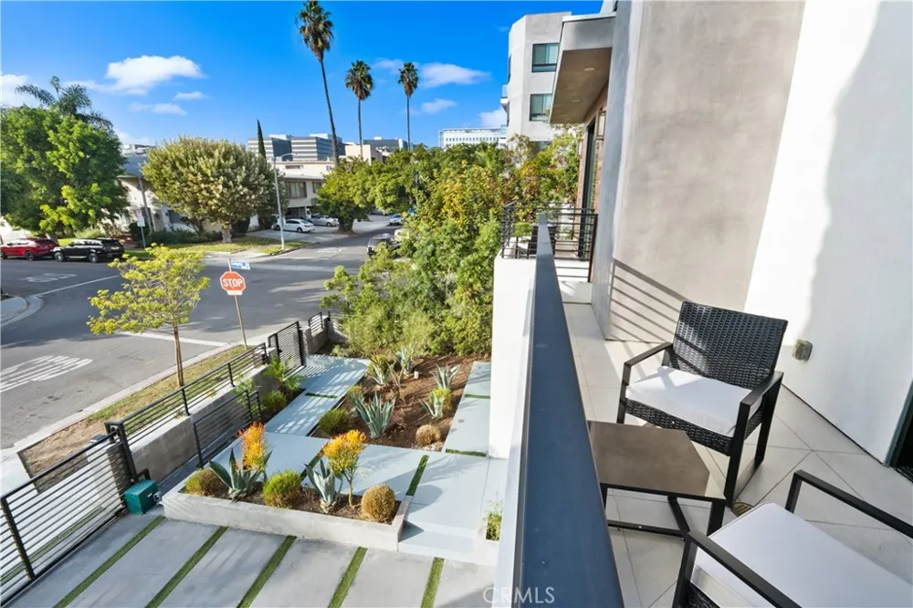 454 S HOLT AVENUE Beverly Hills, CA 90048