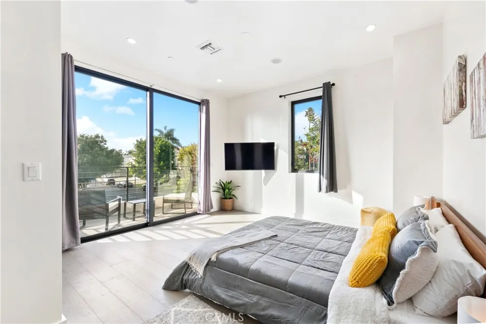 454 S HOLT AVENUE Beverly Hills, CA 90048