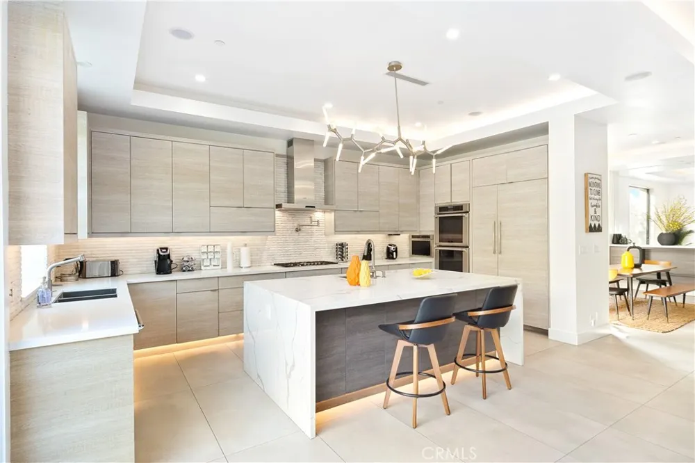454 S HOLT AVENUE Beverly Hills, CA 90048