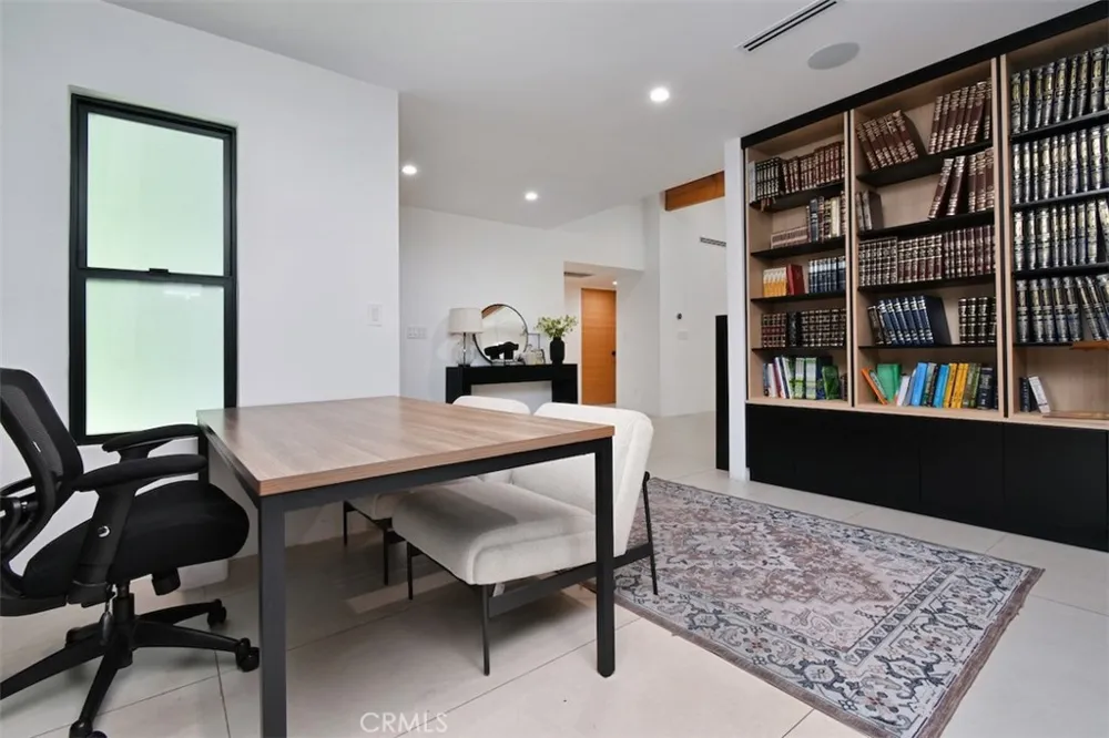 5531 Hermitage Valley Village, CA 91607