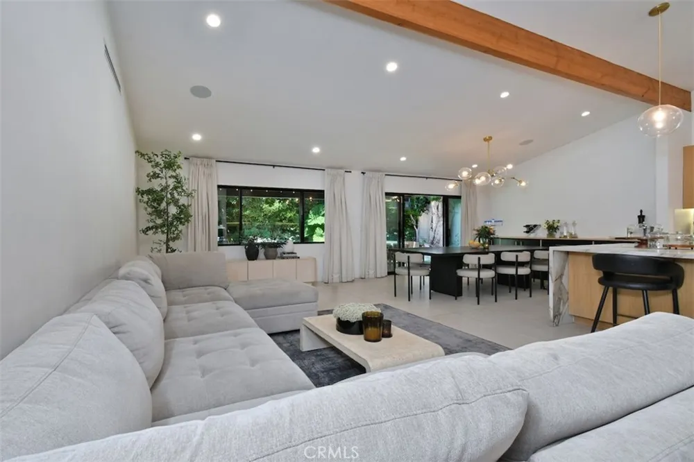 5531 Hermitage Valley Village, CA 91607