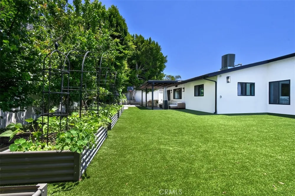 5531 Hermitage Valley Village, CA 91607