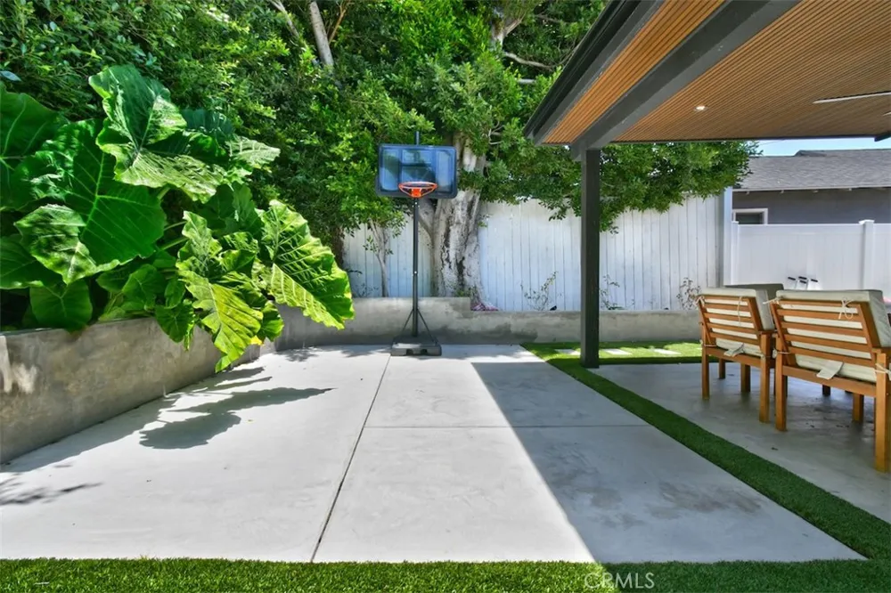5531 Hermitage Valley Village, CA 91607