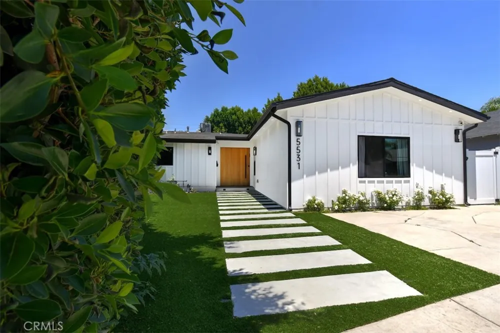 5531 Hermitage Valley Village, CA 91607