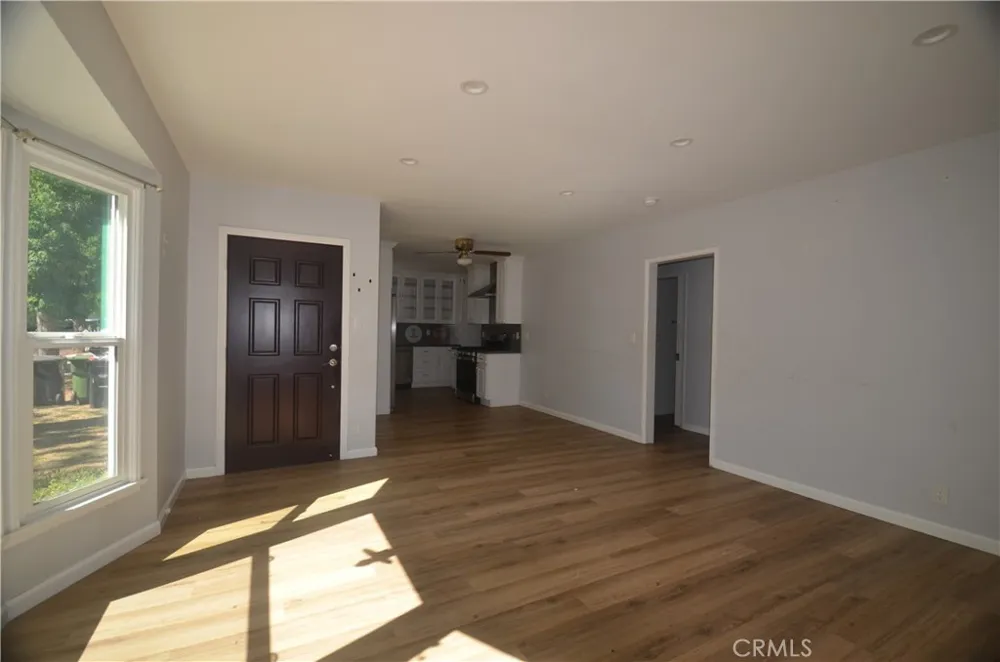 7024 Balcom Reseda, CA 91335