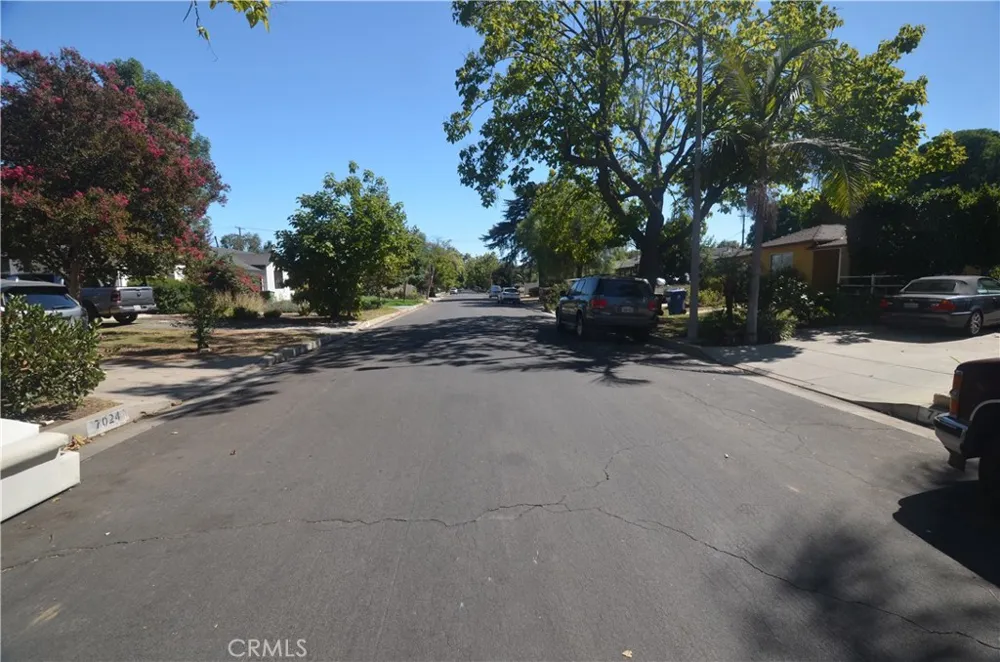 7024 Balcom Reseda, CA 91335