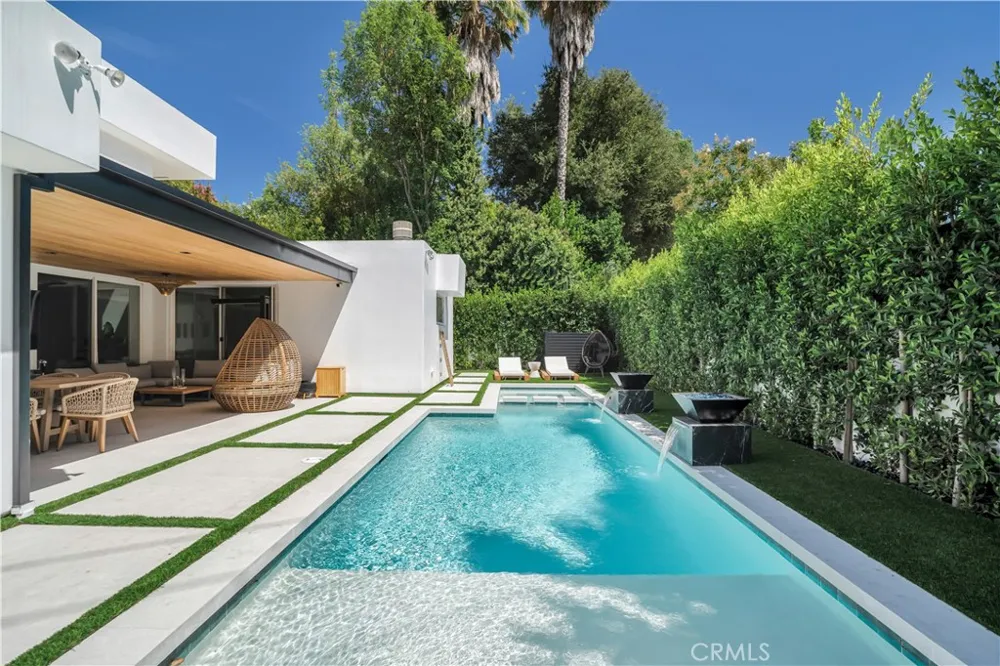 19246 Rosita Street Tarzana, CA 91356