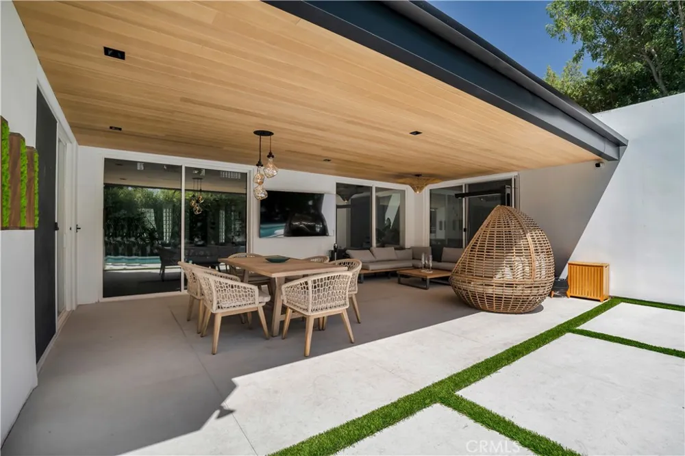 19246 Rosita Street Tarzana, CA 91356