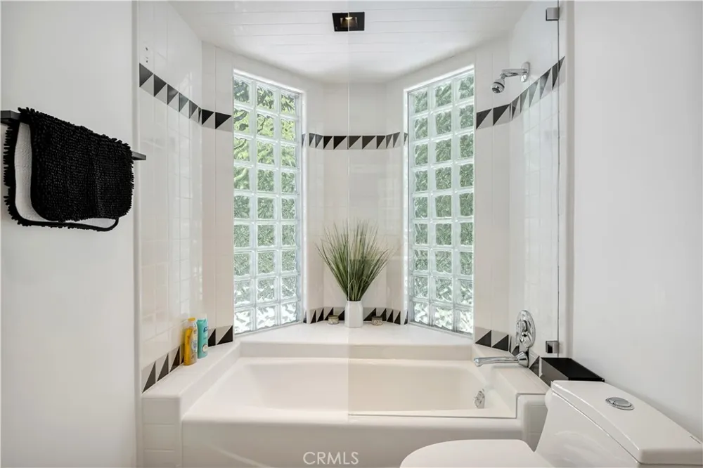 19246 Rosita Street Tarzana, CA 91356
