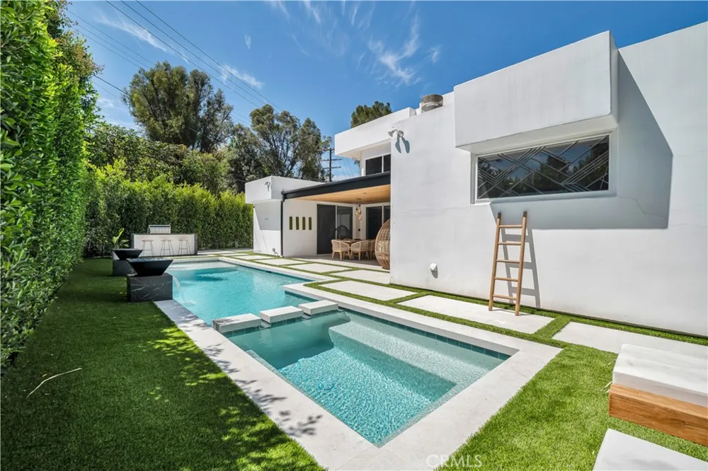 19246 Rosita Street Tarzana, CA 91356