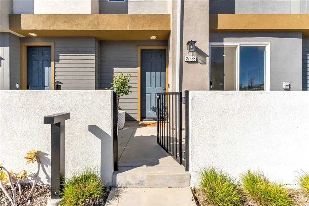 27582 Manzanita Way Valencia, CA 91381
