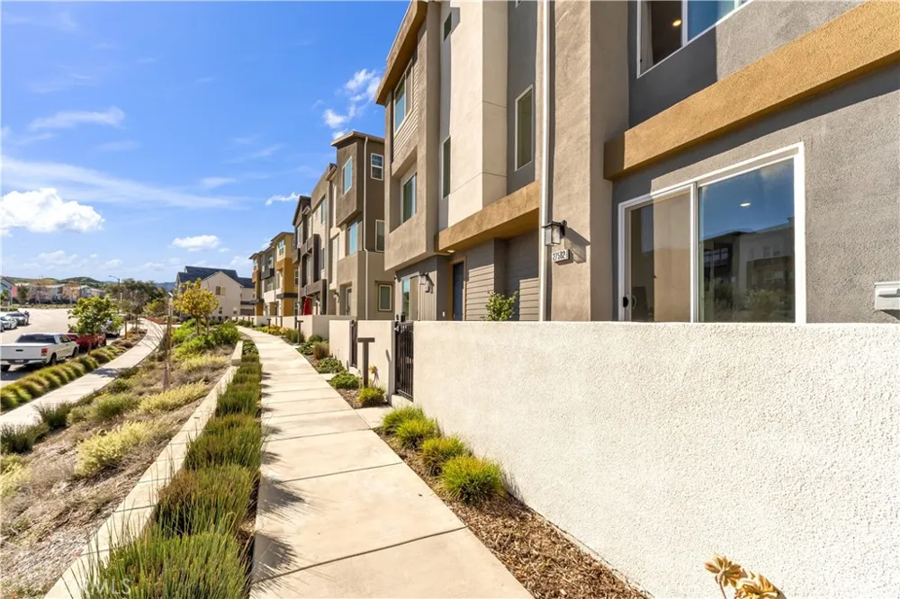 27582 Manzanita Way Valencia, CA 91381