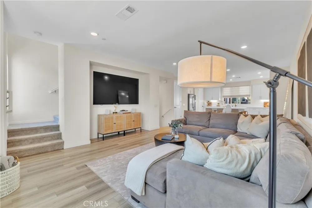 27582 Manzanita Way Valencia, CA 91381