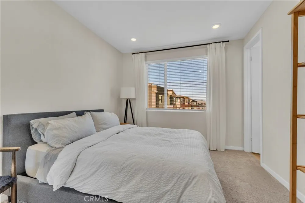 27582 Manzanita Way Valencia, CA 91381
